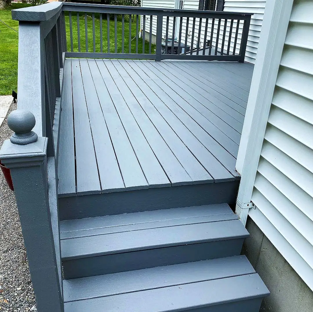 Degraus e deck de varanda pintados de cinza