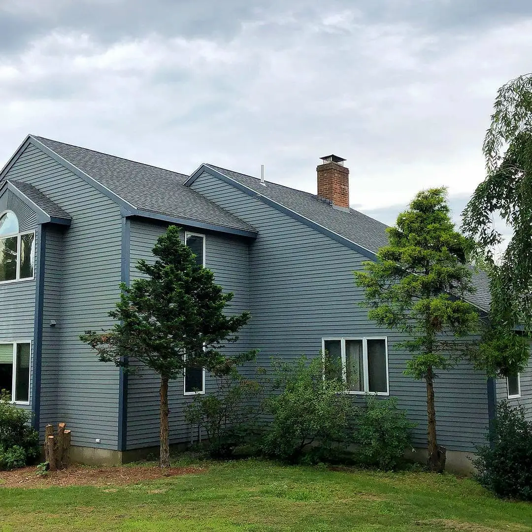 Fachada de casa cinza com árvores