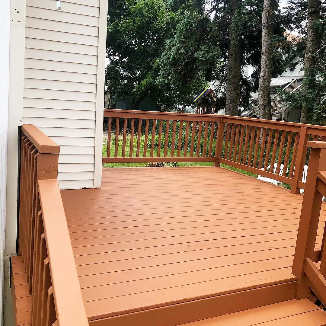 Deck e guarda-corpo com acabamento alaranjado