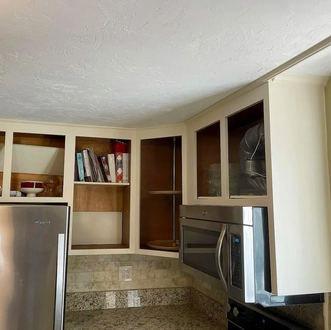 Estantes embutidas, lareira e paredes claras na sala