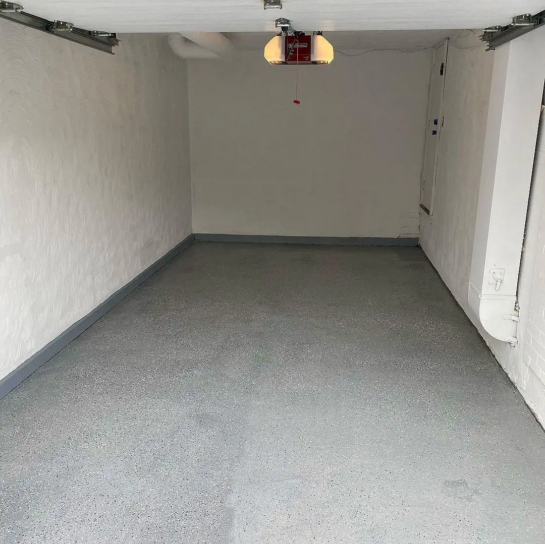 Garagem vazia pintada de cinza